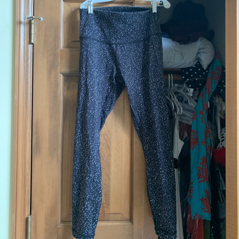 Black and white Lululemon Wunder Under Luon. Sz 8.